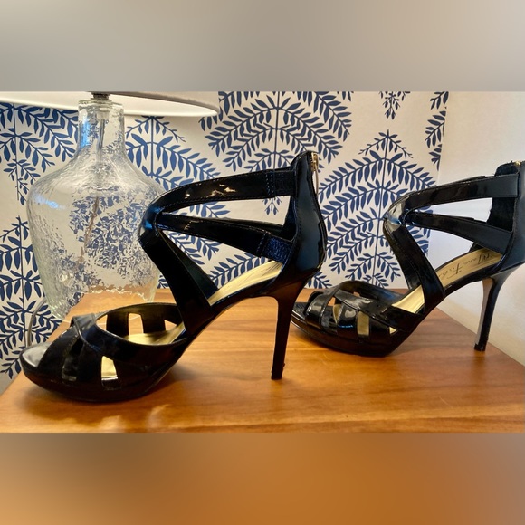 Black patent strappy platform heels.  Size 8. - Picture 3 of 6